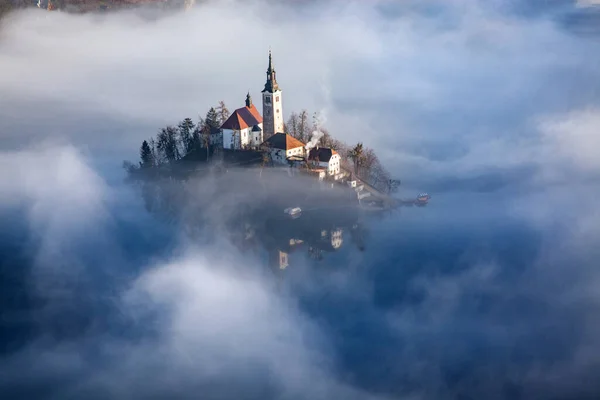 Incrível Panorama Lago Bled Blejsko Jezero Uma Manhã Nebulosa Com — Fotografia de Stock