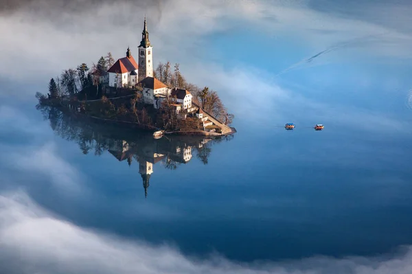 Niesamowita Panorama Jeziora Blejsko Jezero Mglisty Poranek Kościołem Pielgrzymkowym Wniebowzięcia — Zdjęcie stockowe