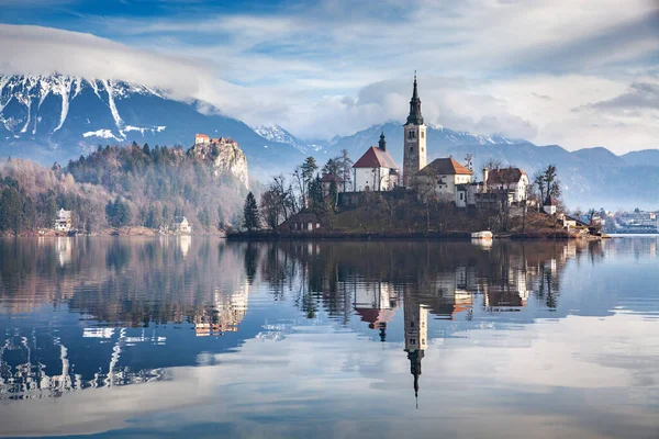 Niesamowita Panorama Jeziora Blejsko Jezero Mglisty Poranek Kościołem Pielgrzymkowym Wniebowzięcia — Zdjęcie stockowe