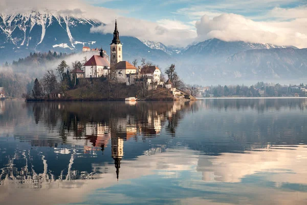 Fantastisk Utsikt Över Sjön Bled Blejsko Jezero Dimmig Morgon Med — Stockfoto