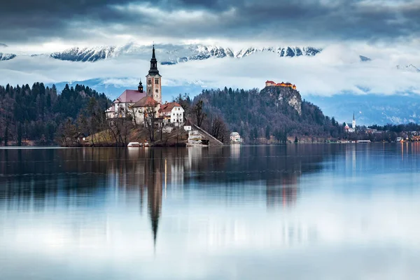 Bled Blejsko Jezero 호수의 놀라운 파노라마가 안개낀 아침에 마리아의 교회와 — 스톡 사진