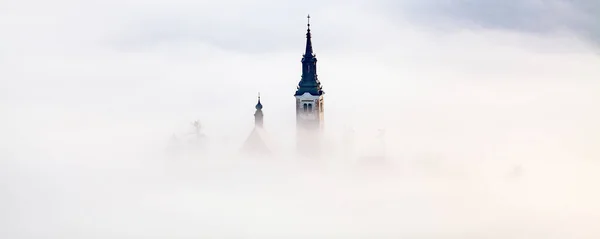 Úžasné Panorama Jezera Bled Blejsko Jezero Mlhavého Rána Poutním Kostelem — Stock fotografie