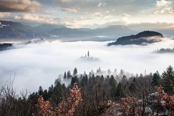 Niesamowita Panorama Jeziora Blejsko Jezero Mglisty Poranek Kościołem Pielgrzymkowym Wniebowzięcia — Zdjęcie stockowe