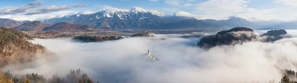 Bled Blejsko Jezero 호수의 놀라운 파노라마가 안개낀 아침에 마리아의 교회와 — 스톡 사진