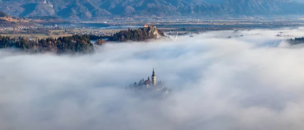 Increíble Panorama Del Lago Bled Blejsko Jezero Una Mañana Brumosa — Foto de Stock