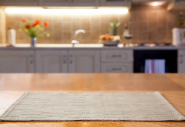 Mutfak içi ve masa arkaplanı bulanık