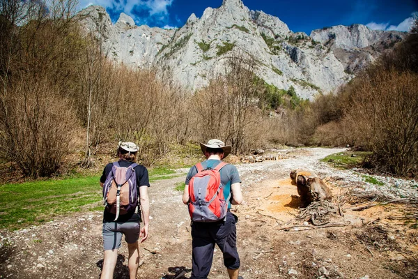 Dva Muži Trekking Horské Scenérii Létě — Stock fotografie