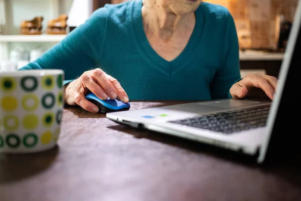 Äldre Kvinna Som Använder Laptop Sitt Kök — Stockfoto