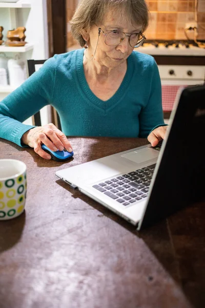 Äldre Kvinna Som Använder Laptop Sitt Kök — Stockfoto