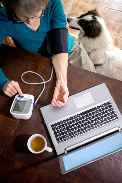 Telemedicin Koncept Äldre Kvinna Online Konsultation Videosamtal Från Hennes Kök — Stockfoto