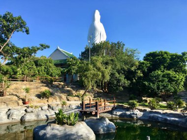 Dış yeşil bahçe, Danang, Vietnam 'daki Linh Ung pagoda tapınağında (Guanyin Buddha) dış mekanı dekore eder.