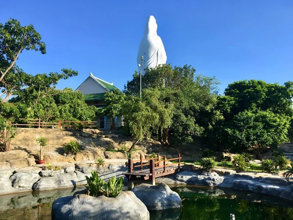 Zewnętrzny Zielony Ogród Ozdobić Wokół Zewnętrznej Linh Ung Pagoda Świątyni — Zdjęcie stockowe