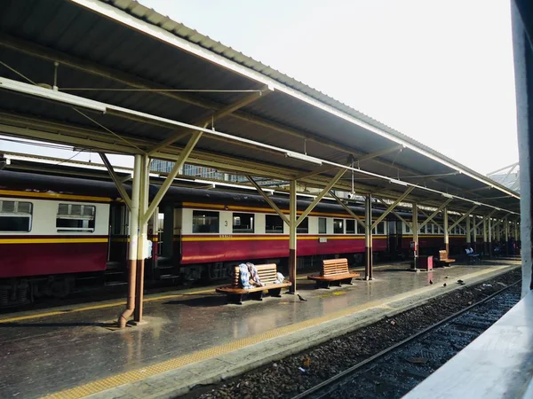 Поезда Увидеть Людей Ожидающих Поезда Перроне Станции Местный Транспорт Таиланде — стоковое фото