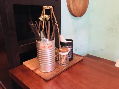 Yemek çubukları, kaşık ve yemek masasındaki diğer aletler.