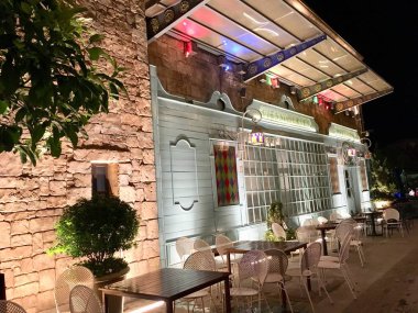 Danang City, Vietnam 'daki Ba Na Hills dağ merkezindeki Fransız köyündeki kafe ve restoranın gece manzarası.