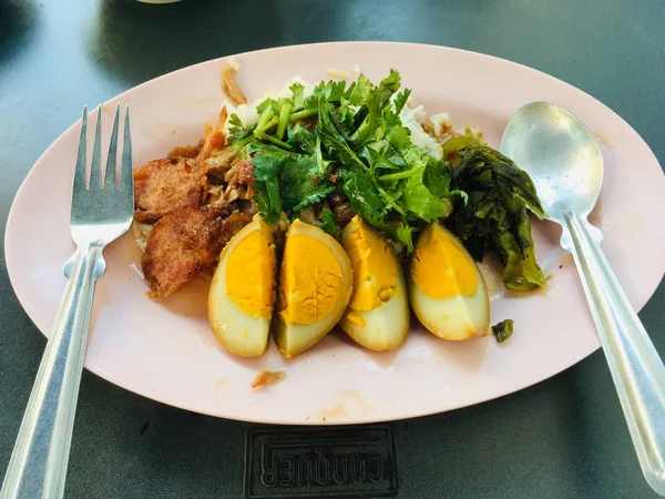 Asiatische Gourmet Geschmorte Schweinshaxe Auf Reis Mit Und Eingelegtem Gemüse — Stockfoto