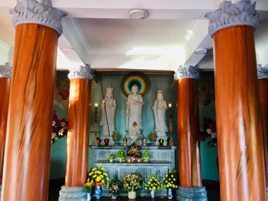 Guanyin ve diğer Buda, Vietnam 'daki Linh Ung tapınağındaki Guanyin heykelinin altında.