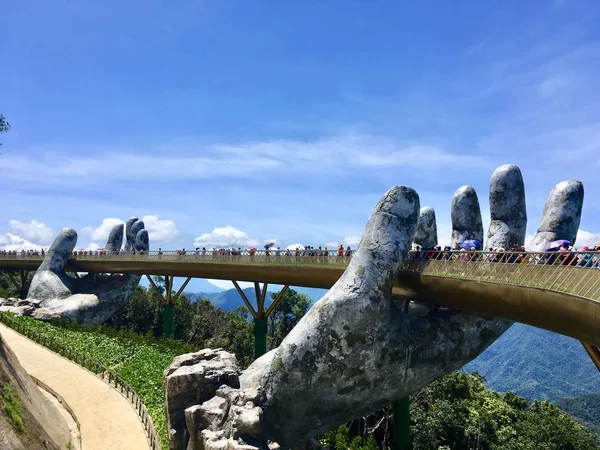ゴールデンブリッジは ダナン ベトナムのバナヒルズ山岳リゾートで2つの巨大な手によって持ち上げられます ストックフォト