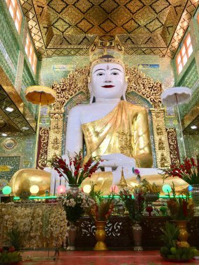Myanmar, Mingun ve Mandalay yakınlarındaki Sagaing 'de Soon U Ponya Shin Tapınağı' nda Birmanya stili beyaz Buda resmi.