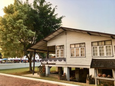 Tayland Lanna evinin eski ahşap tarzı dış görünüşü.