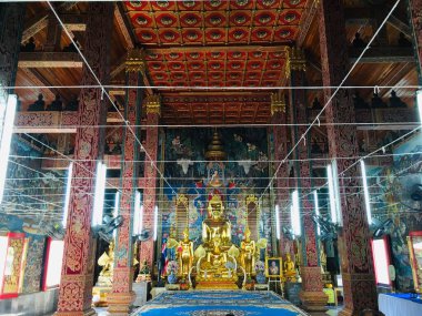 Thai Buddha Lanna stili Tayland 'ın Nan ilindeki Ming Mueang tapınağındaki manastır salonunda