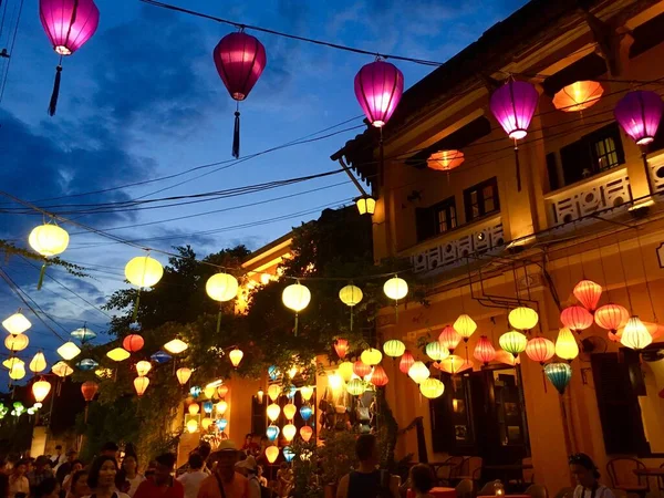 Gul Byggnad Och Färgglada Ljus Lykta Hoi Gammal Stad Vietnam — Stockfoto