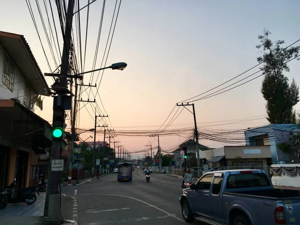 日没時の道路上の都市交通 — ストック写真