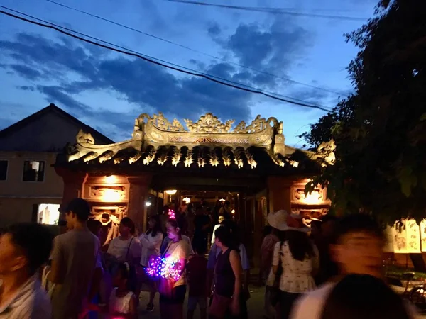 在越南的一个古老的小镇上 夜景中 旅客的移动动作模糊不清 — 图库照片