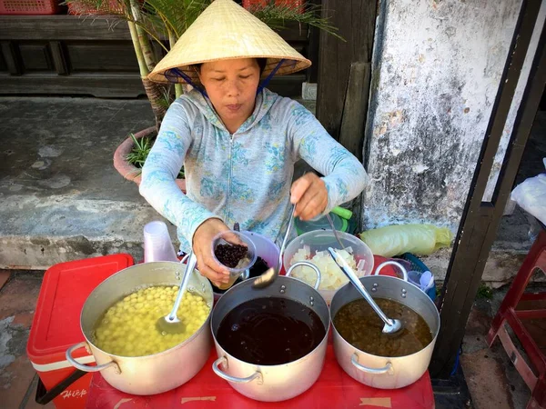 Vietnam Hoi Yerel Tatlı Satacak Vietnamlı Kadın Satıcı — Stok fotoğraf