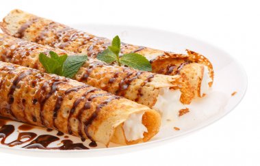 bir tabağa krep haddelenmiş.