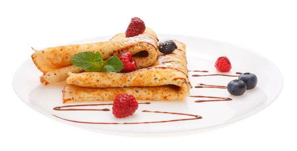 Hizmet krep plaka üzerinde taze çilek ile. 