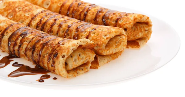 bir tabağa krep haddelenmiş.