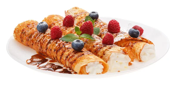 bir tabağa krep haddelenmiş.