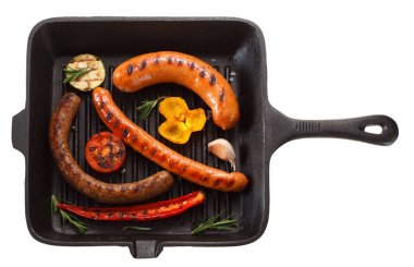 Izgara sosis bir tavada ızgara için ayarlayın. İzole üzerinde beyaz ba