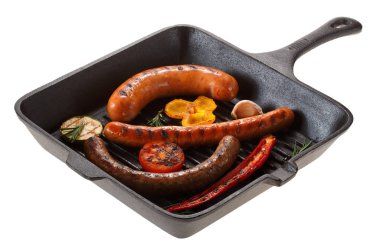 Izgara sosis bir tavada ızgara için ayarlayın. İzole üzerinde beyaz ba