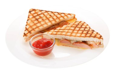 Sosis ızgara peynir sandviç ile bir tabakta domates ketçap. 