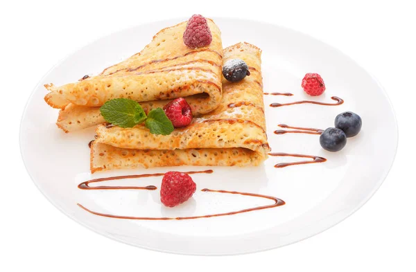 Hizmet krep plaka üzerinde taze çilek ile. 