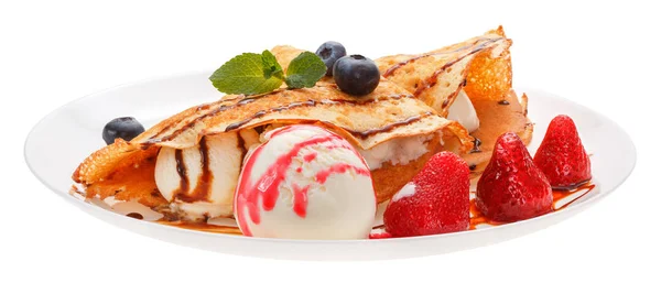 Hizmet krep dondurma ve plaka üzerinde taze çilek ile.