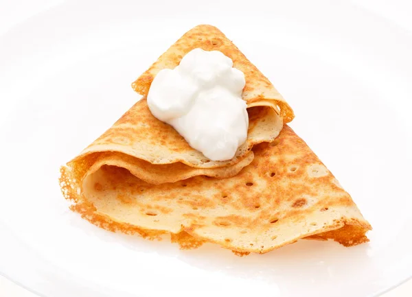 Som serverar pannkakor på plattan. — Stockfoto