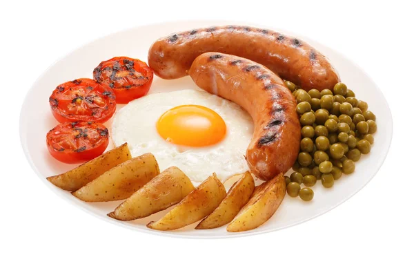 Grillwürste mit Kartoffeln, Erbsen, Tomaten und Ei auf dem Tisch — Stockfoto