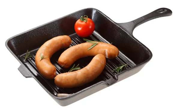 Tavada ızgara sosis. Beyaz arka plan üzerinde izole.