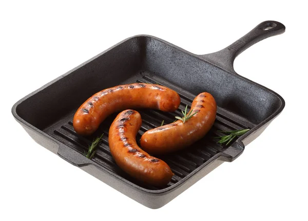 Bir tavada ızgara ızgara sosis. Beyaz backgr izole