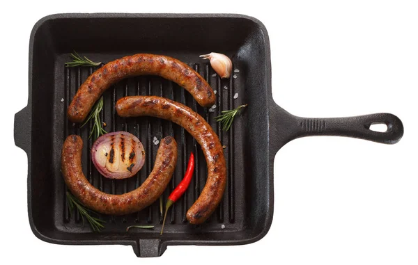 Bir tavada ızgara ızgara sosis. Beyaz backgr izole