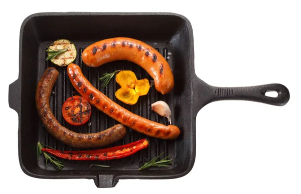 Izgara sosis bir tavada ızgara için ayarlayın. İzole üzerinde beyaz ba