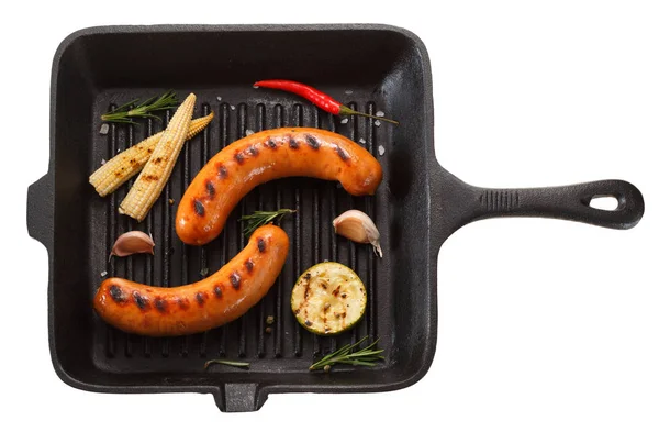 Bir tavada ızgara ızgara sosis. Beyaz backgr izole