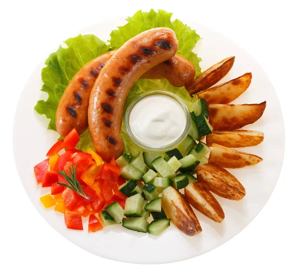 Sebze ve sos plaka üzerinde sosis ızgara. İzole