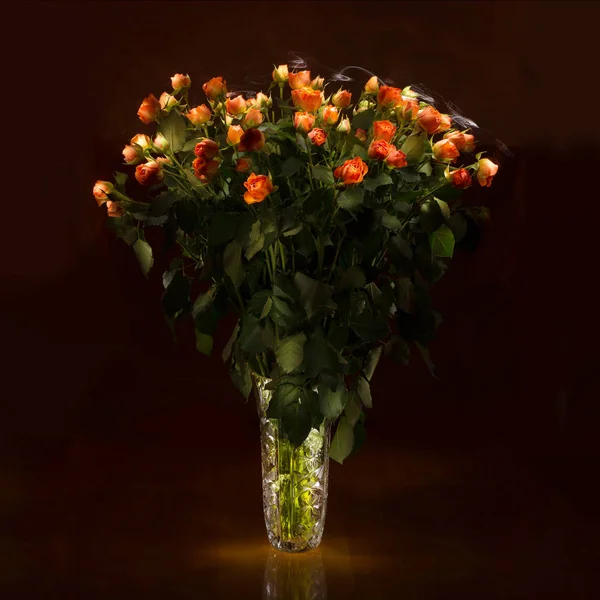 Kristal bir vazoda bir buket gül