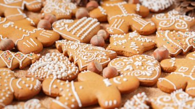 Gingerbread çerezleri cork arka plan üzerinde