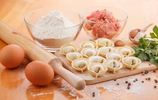 Malzemeler ile ev yapımı mantı 