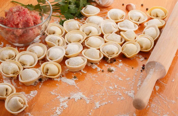Homemade pelmeni with ingredients — Stock Photo, Image